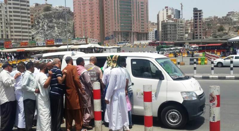 (إحسان) توزع 1400 وجبة ساخنة على زوار المسجد الحرام