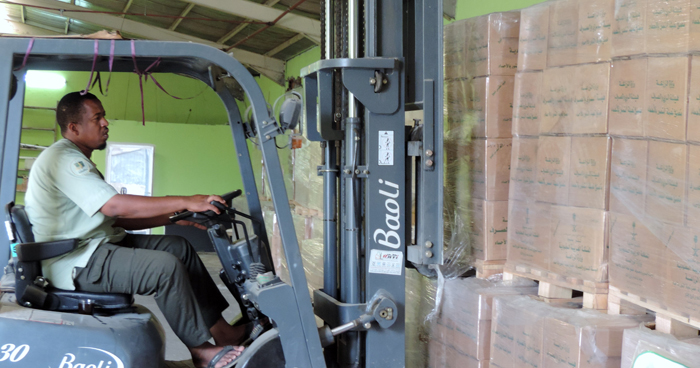 توزيع 5 آلاف كرتون تمور على 2175 أسر "إحسان"