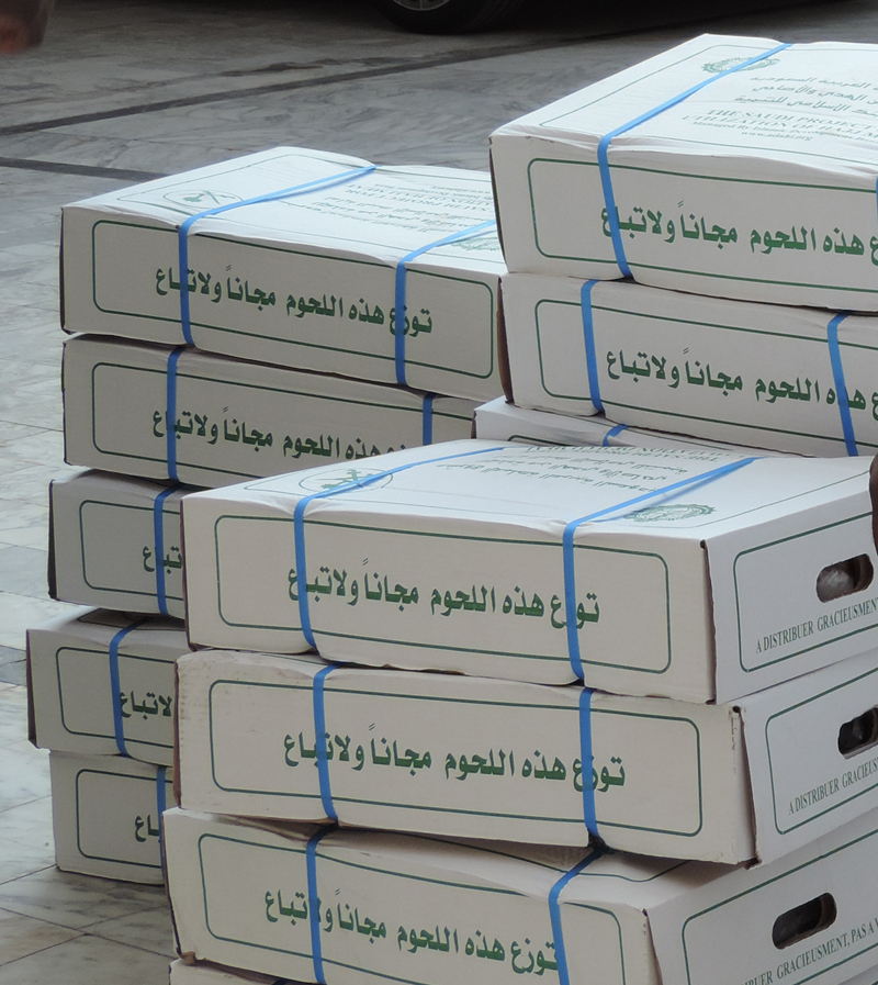"إحسان" توزع 3800 كرتون لحوم الهدي والأضاحي لـ 19 مركز أحياء بمكة