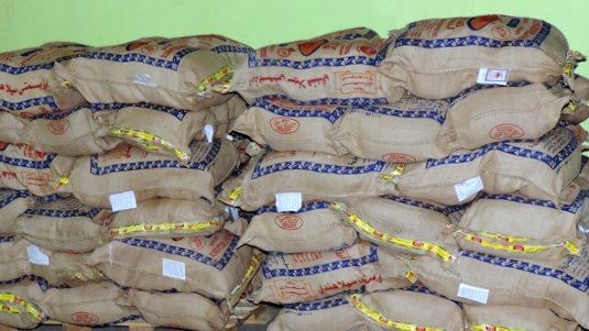 توزيع 3300 كيس سكر وعلبة حليب على الأسر المحتاجة