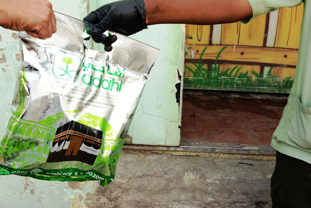 جمعية الإحسان توزع لحوماً مبردة على فقراء الحرم