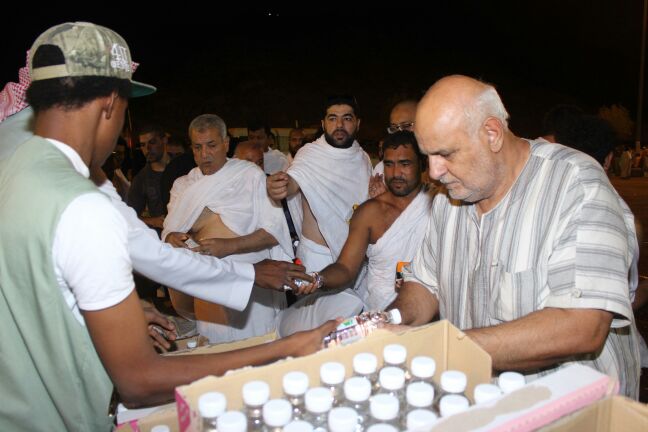 20 ألف عبوة عصير للمعتمرين في ساحات الحرم