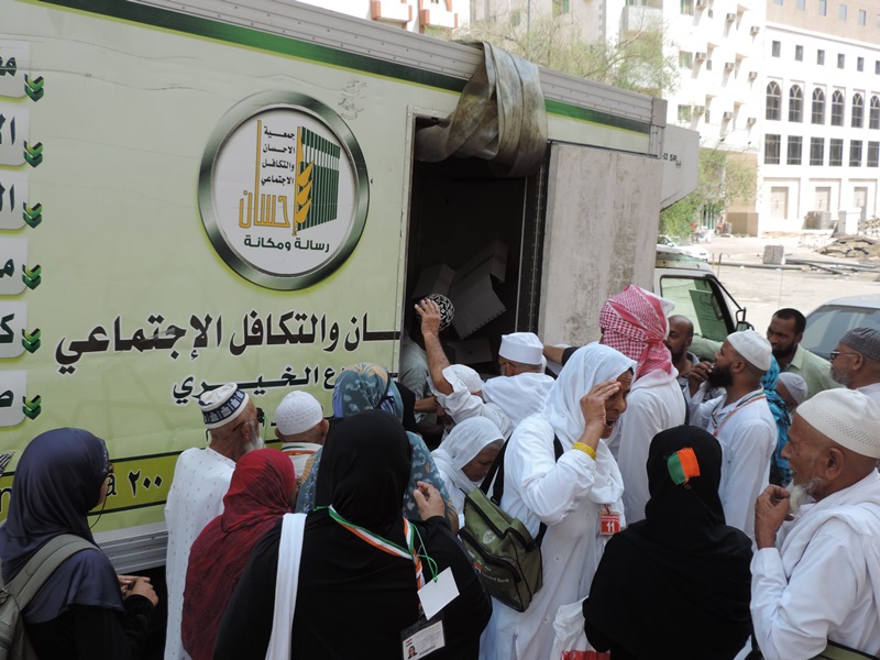 توزيع 12150 عبوة عصير على الحجاج في المسفلة والعزيزية