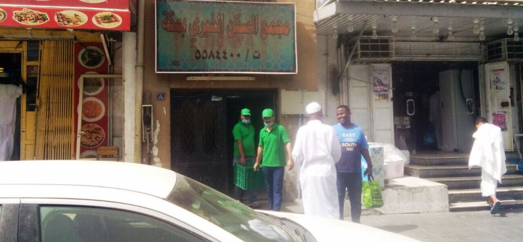 (إحسان) توفر وجبات ساخنة لسكان الأربطة الخيرية