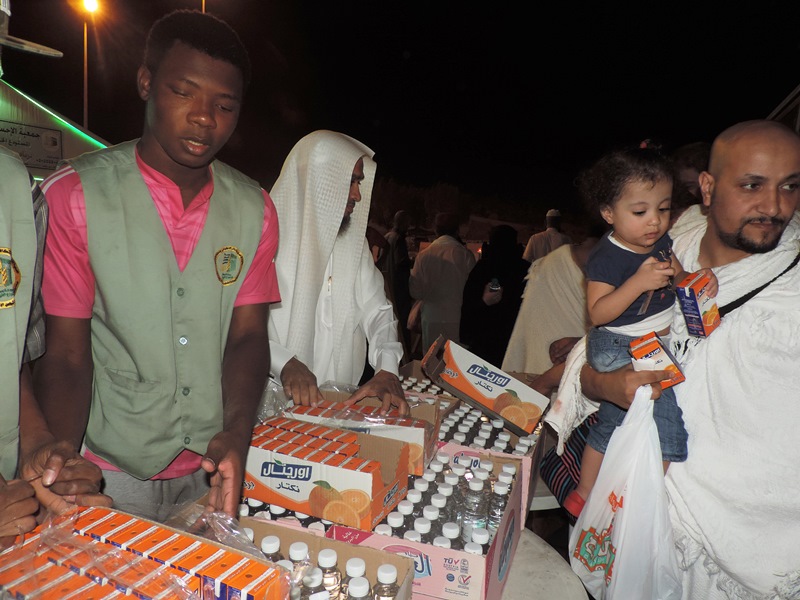 12.000عبوة عصير للمعتمرين يومياً في مواقف المسخوطة