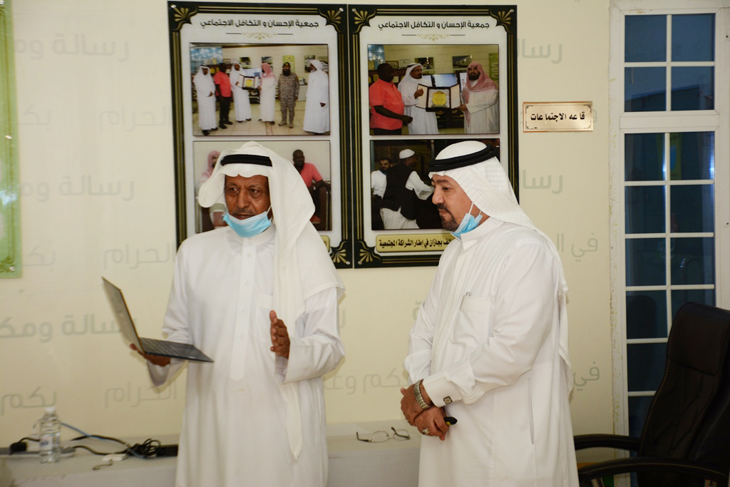 منسوبو (إحسان) في دورة تدريبية عن كيف تكون ناجحاً في خدمة العملاء