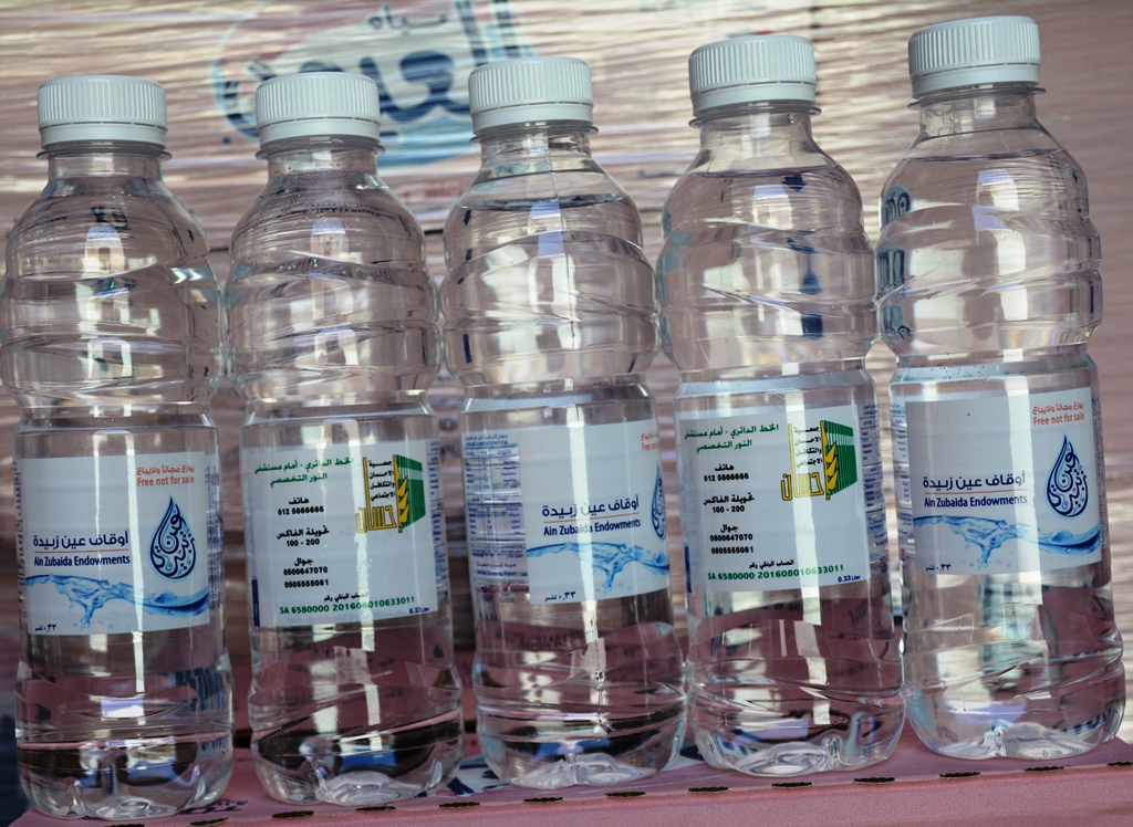 9720 عبوة ماء لسقيا 7 آلاف حاج في برنامج الرفادة بثانوية الحديبية