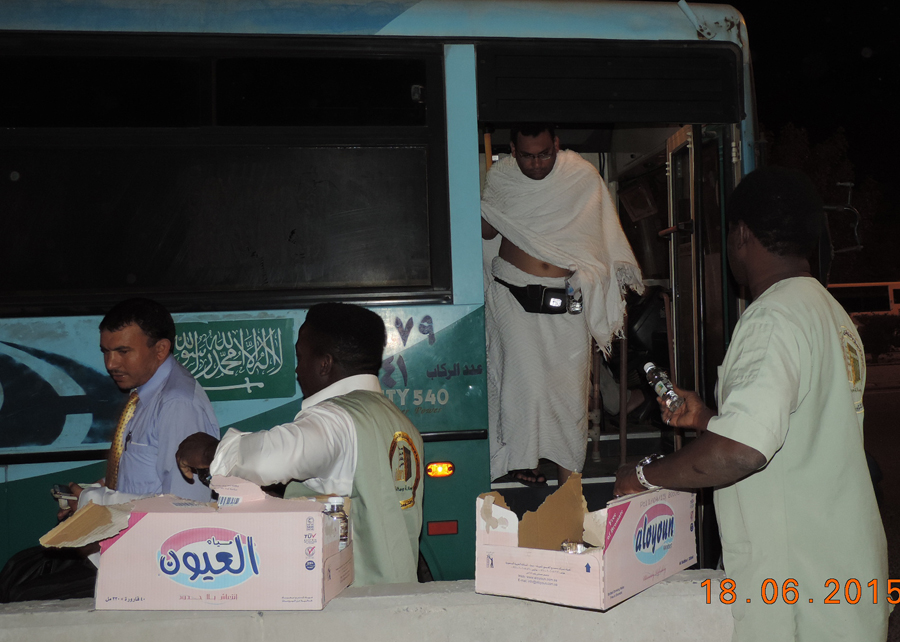 توزيع 12 ألف عبوة ماء في موقف المسخوطة في غرة رمضان