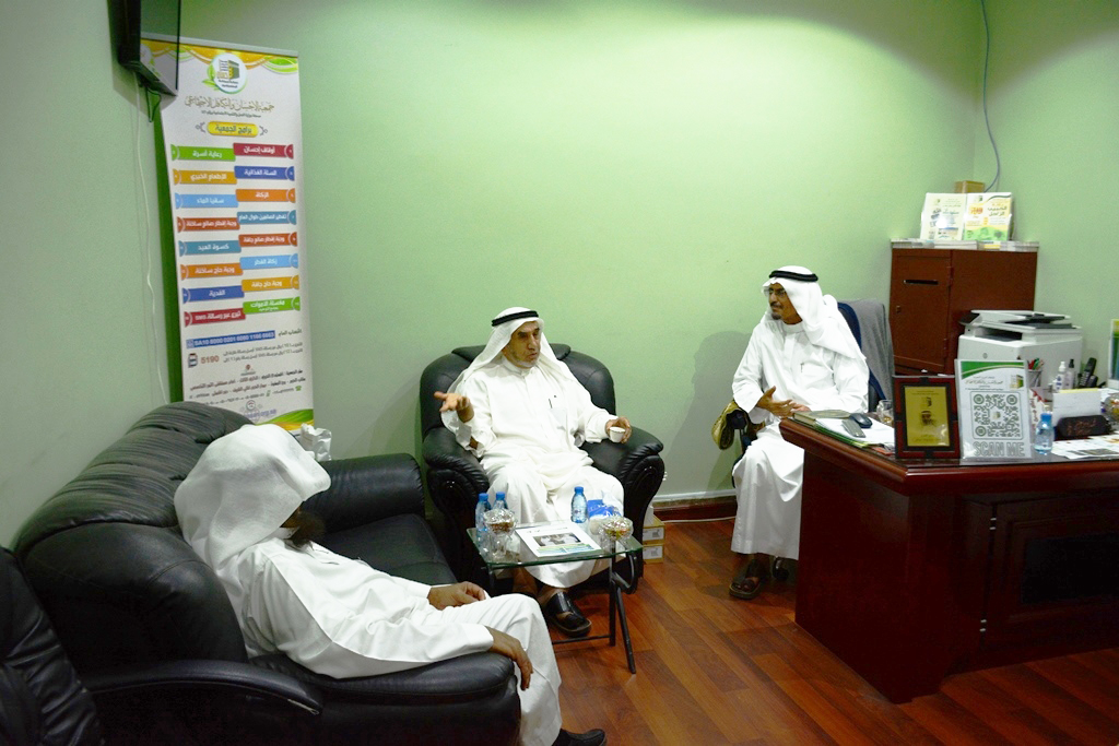 الزايدي يطلع مسؤولي التعليم سابقاً على مشاريع جمعية الإحسان