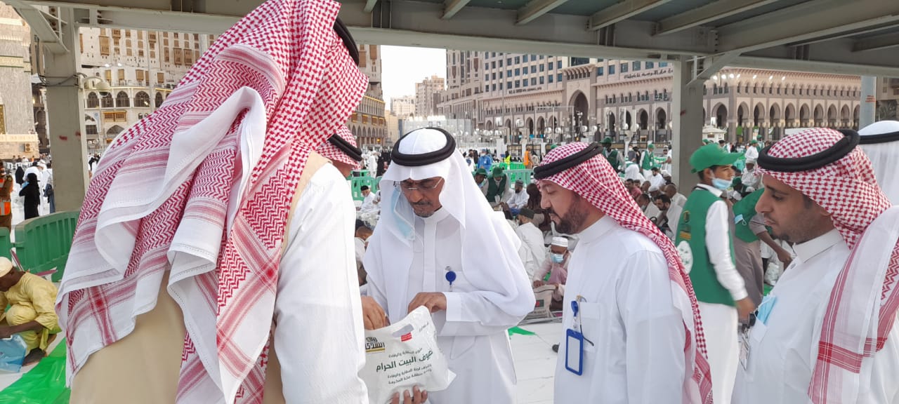 الزايدي يطمئن على آلية توزيع وجبات الإفطار داخل الحرم وساحاته