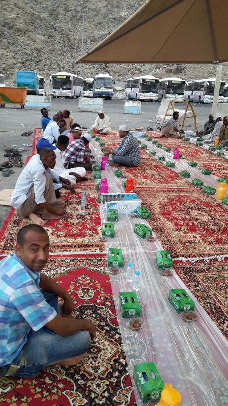 توزيع 1200وجبة إفطار صائم وسحور يوميا في موقف المعتمرين