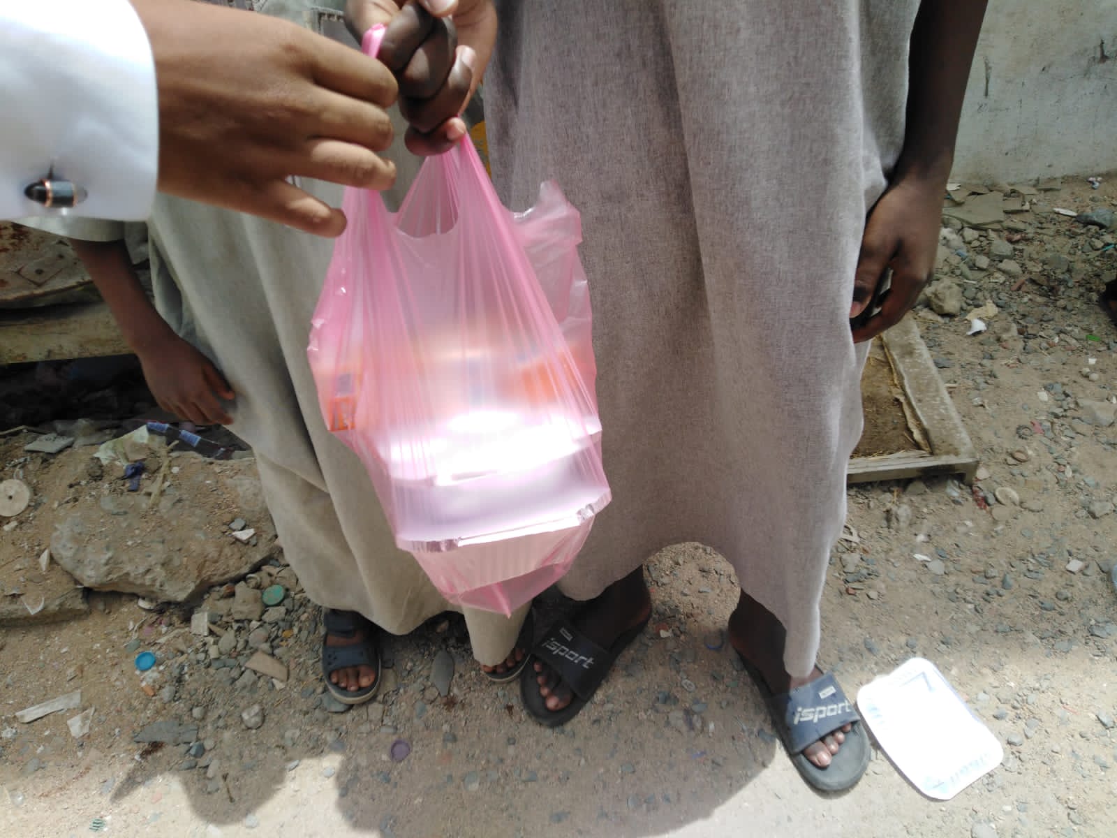 جمعية الإحسان تقدم (500) وجبة ساخنة