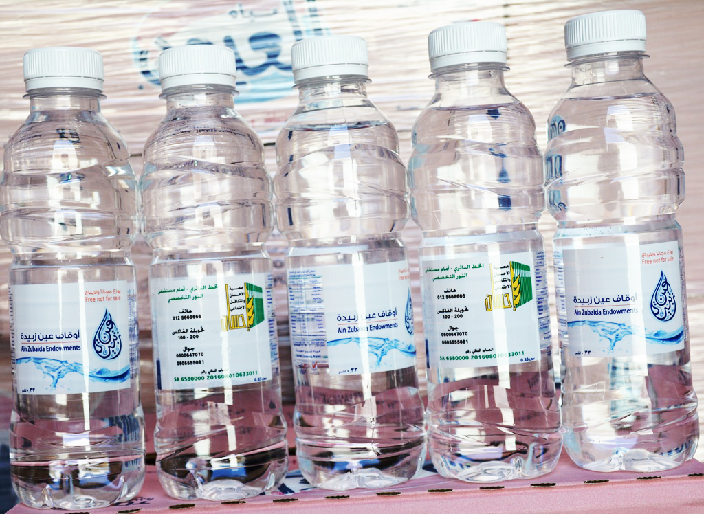 أكثر من 35 ألف عبوة ماء لسقيا مراجعي مركز إعادة الأمل