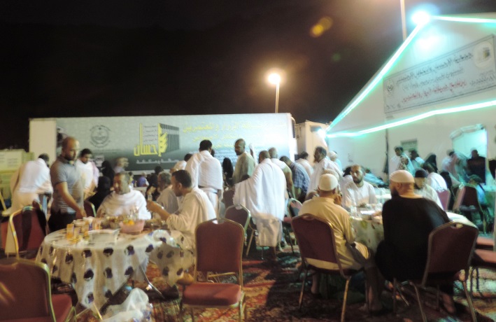 "إحسان" توزع 29960 وجبة إفطار ساخنة في10 أيام