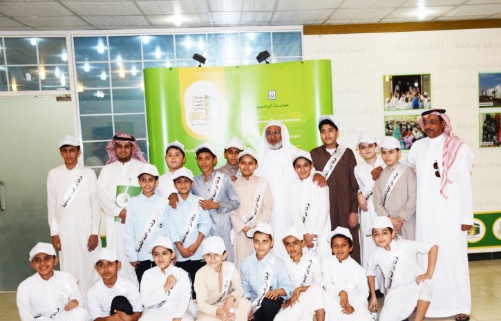 طلاب "ابن القيم الابتدائية" يوزعون السلال الغذائية على المستفيدين