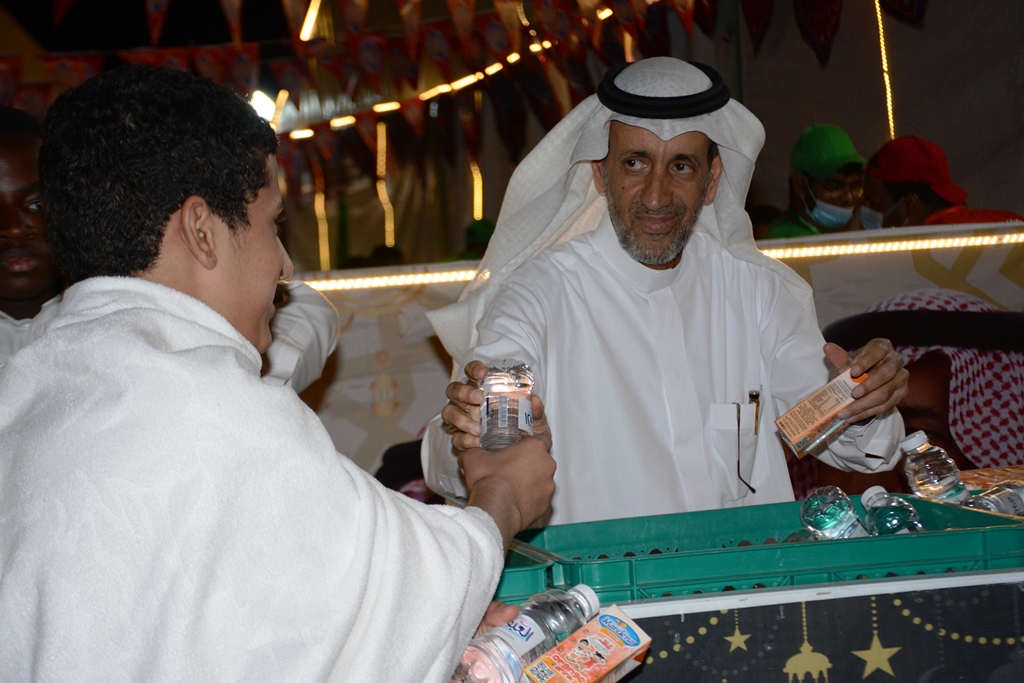 الزايدي والشاكري يشاركان في توزيع الماء على زوار خيمة (إحسان) الرمضانية