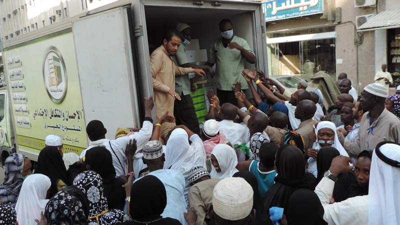 توزيع 1500وجبة و 100 كرتون ماء للحجاج في المسفلة