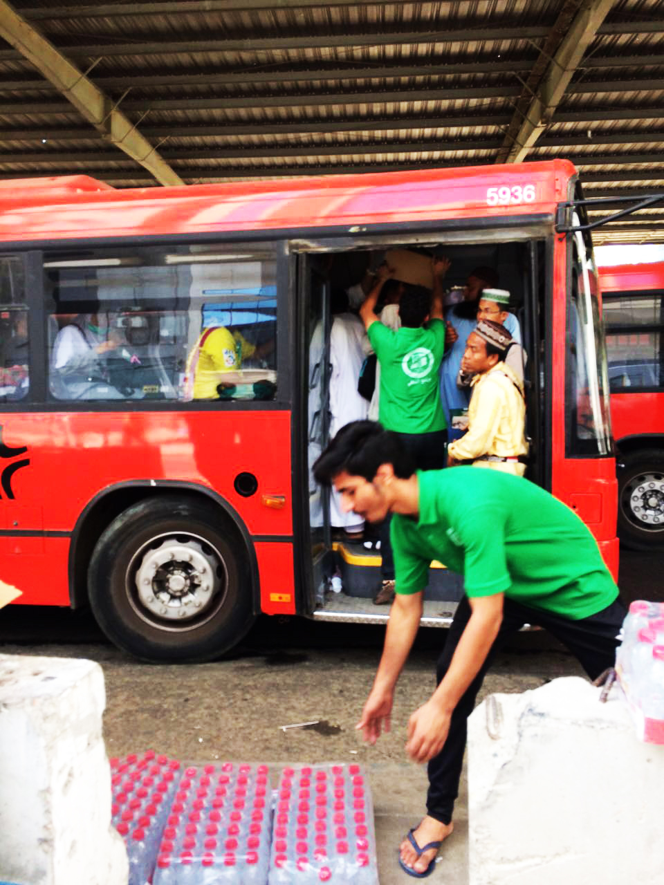 (الساقي) يروي عطش 100 ألف حاج حول الحرم ومواقف الباصات