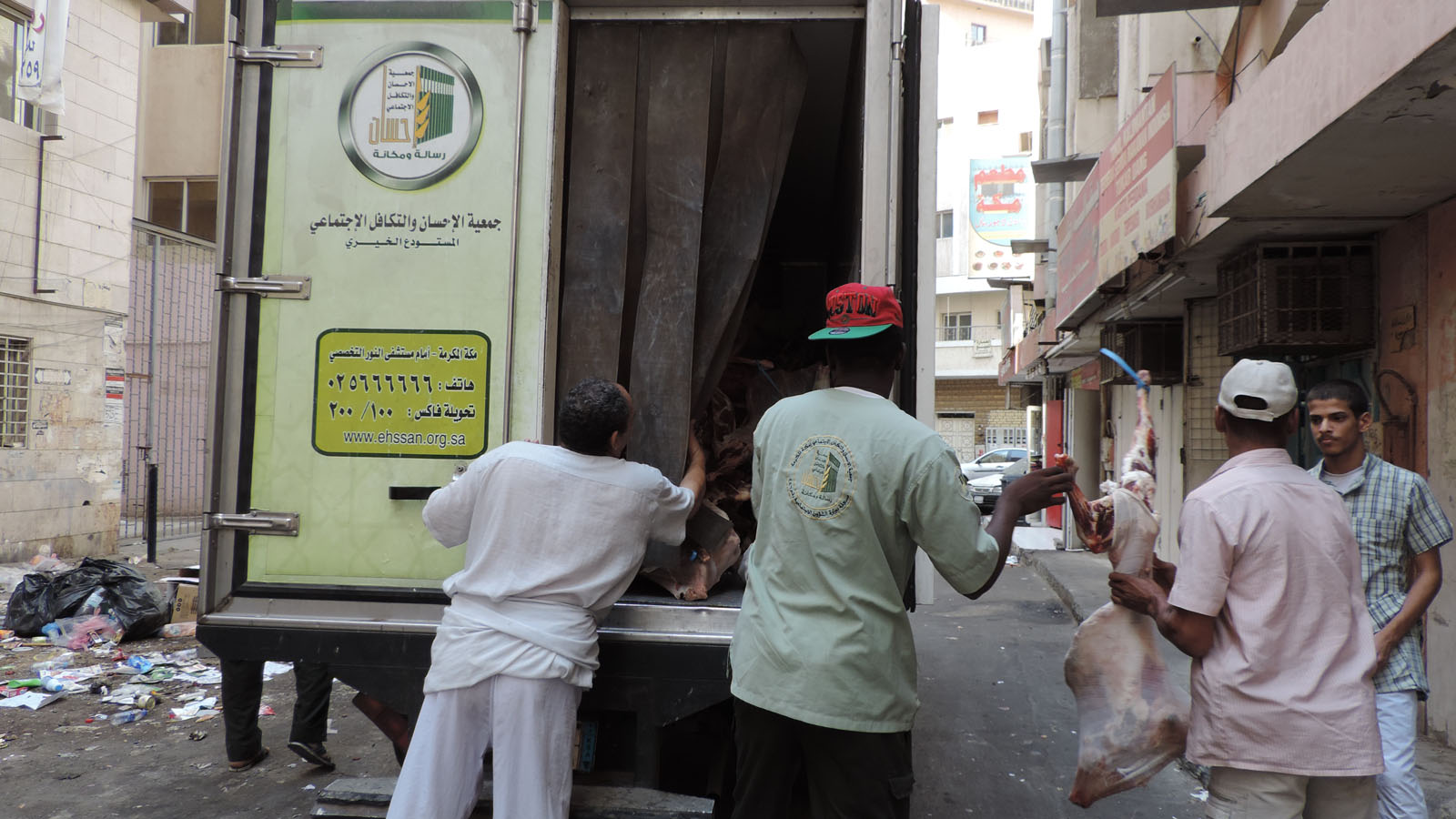 فاعل خير يتبرع بـ 100 ذبيحة للأسر الفقيرة في رمضان