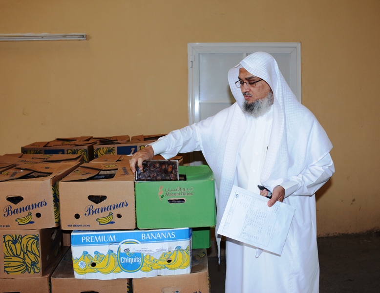 8.000 كجم و 4.000 كرتون تمر سكري من أوقاف الشيخ محمد الراجحي