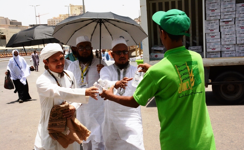 اغتنم فضل عشر ذي الحجة .. وساهم في سقي 40 حاجاً بـ 20 ريالاً
