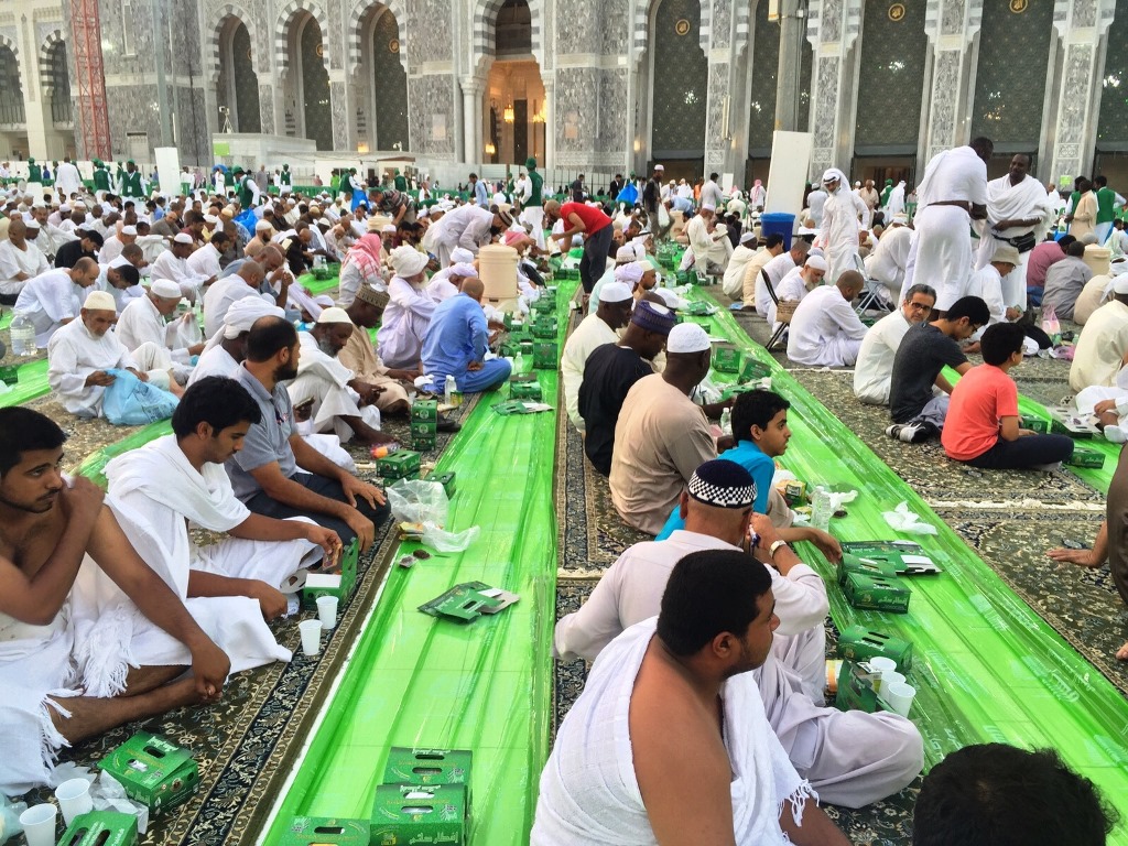 " السقاية والرفادة " : جهود مثمرة لـ (إحسان) في نجاح برنامج إفطار صائم