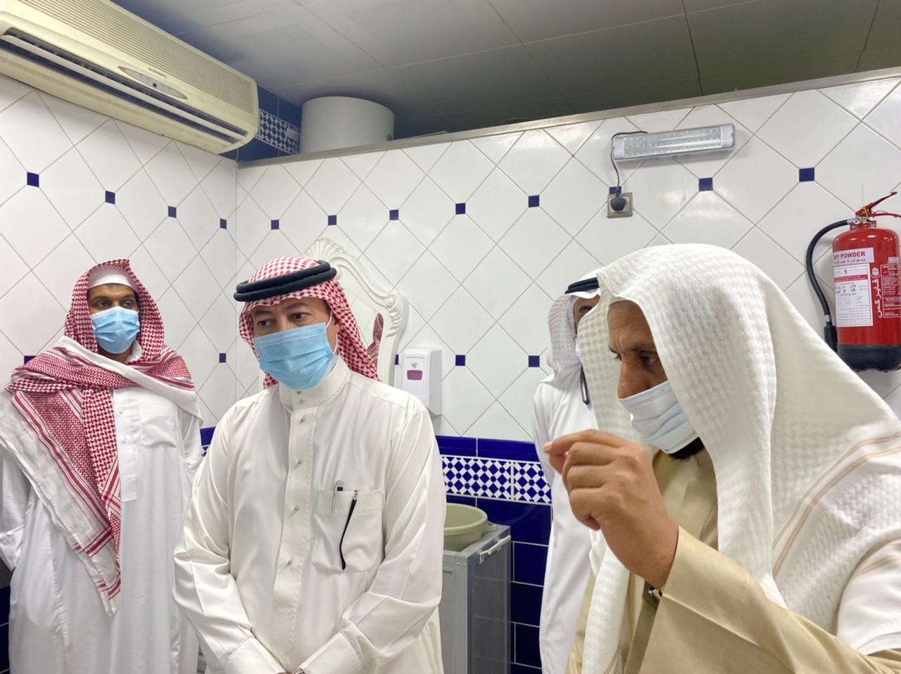 مدير مؤسسة الجودة والتميز الدولية يقف على برامج مغسلة جامع التوحيد