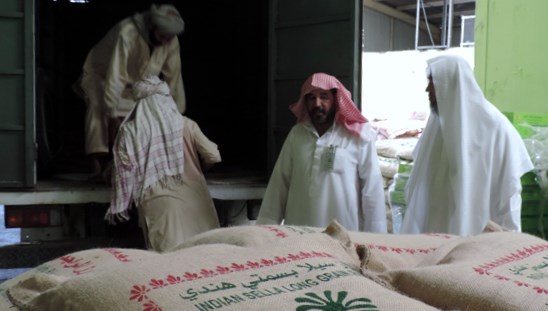 "الاحسان" تزود خيرية وادي نخلة ب 100 كيس أرز
