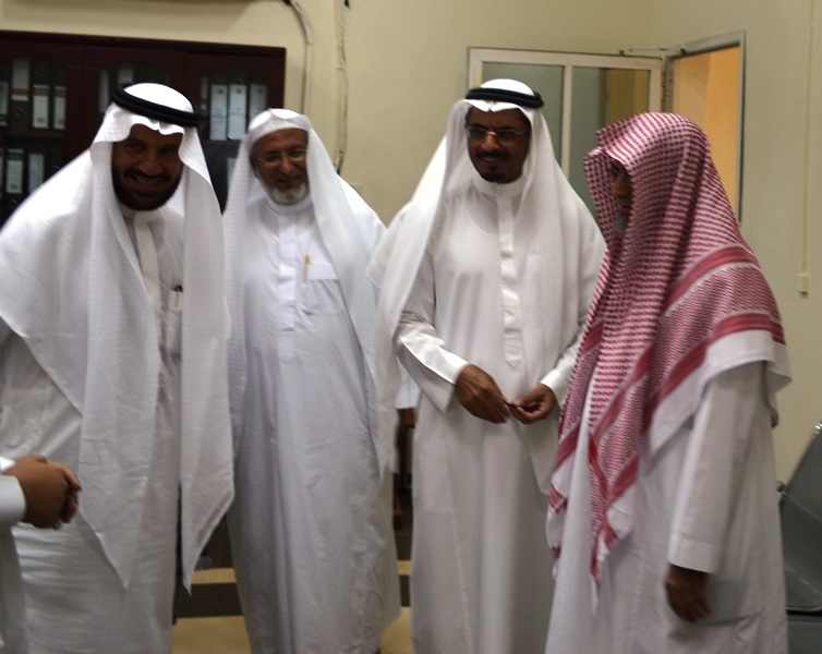 صالح بن حميد يطلع على آلية عمل الإدارات والأقسام