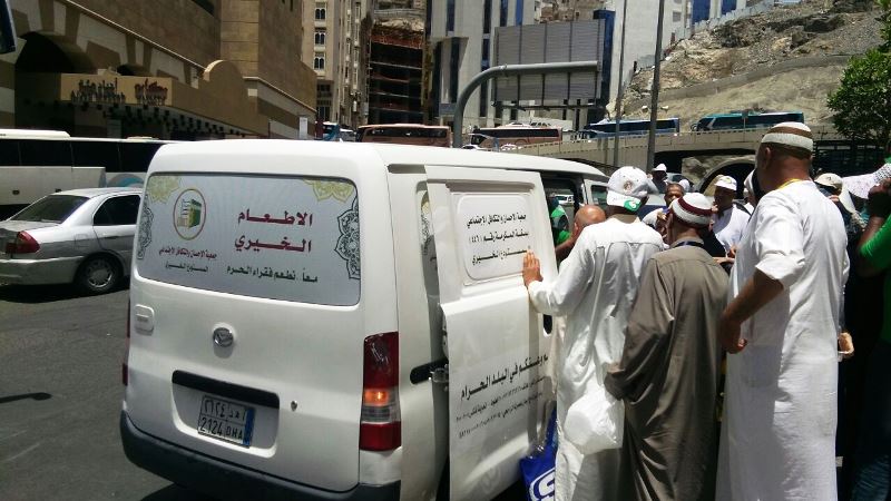 تواصل توزيع الوجبة الساخنة على المعتمرين حول الحرم