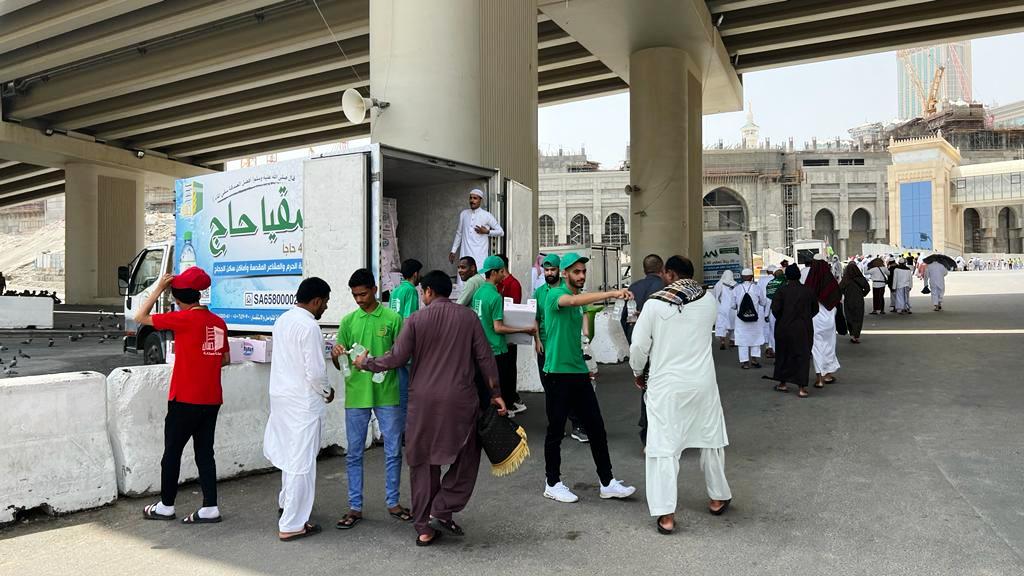 جمعية الإحسان بمكة توزع 16.800 عبوة ماء على الحجاج