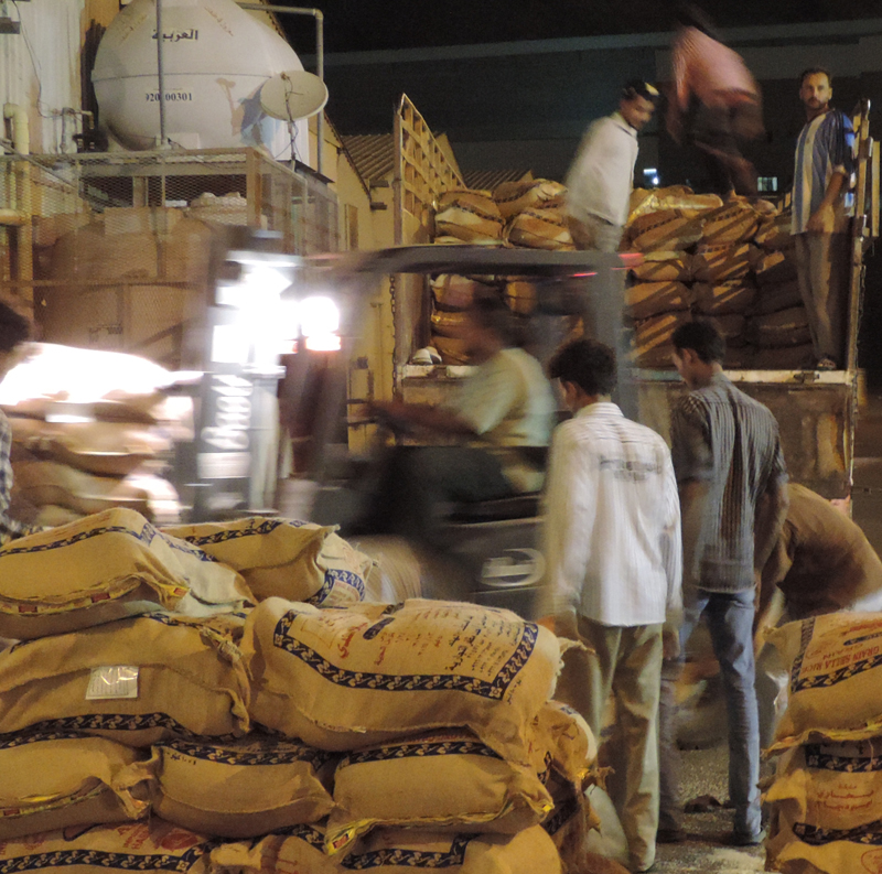 1000 كيس أرز للأسر المحتاجة وفقراء الحرم