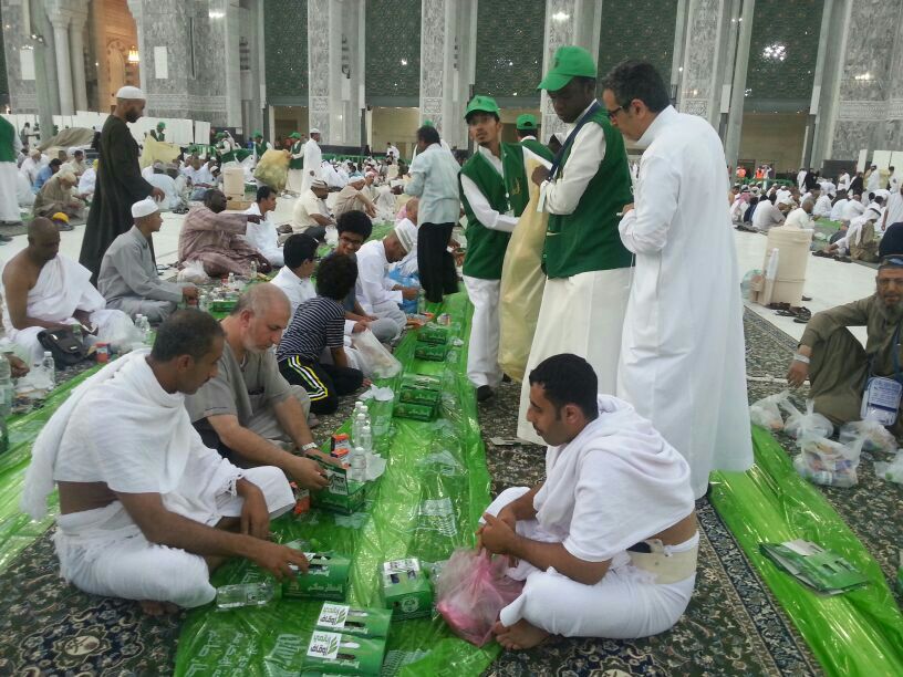 توزيع 10 آلاف وجبة إفطار صائم داخل الحرم وساحاته يوميا