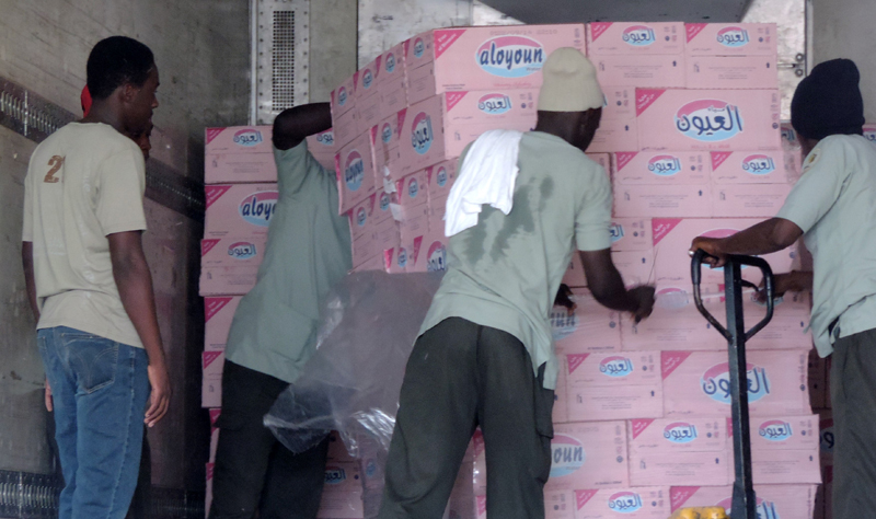 300 كرتون ماء لسقيا الحجاج المرضى بمستشفى منى الجديد
