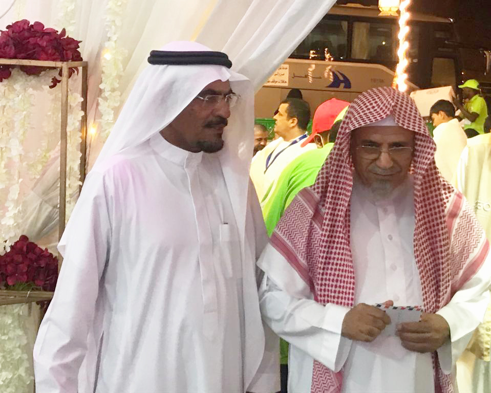 معالي الشيخ الدكتور صالح بن حميد والأستاذ سليمان الزايدي يزوران الخيمة الرمضانية