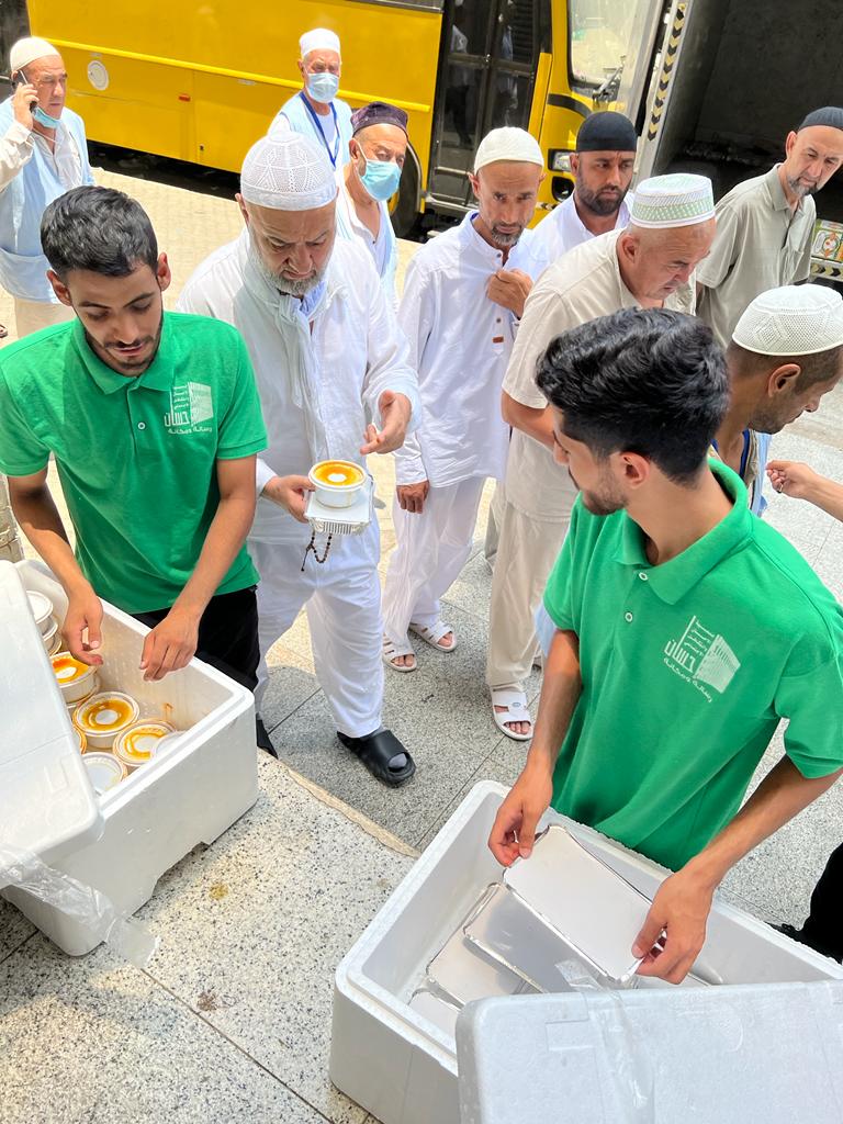 جمعية الإحسان بمكة توزع 1.500 وجبة ساخنة على الحجاج