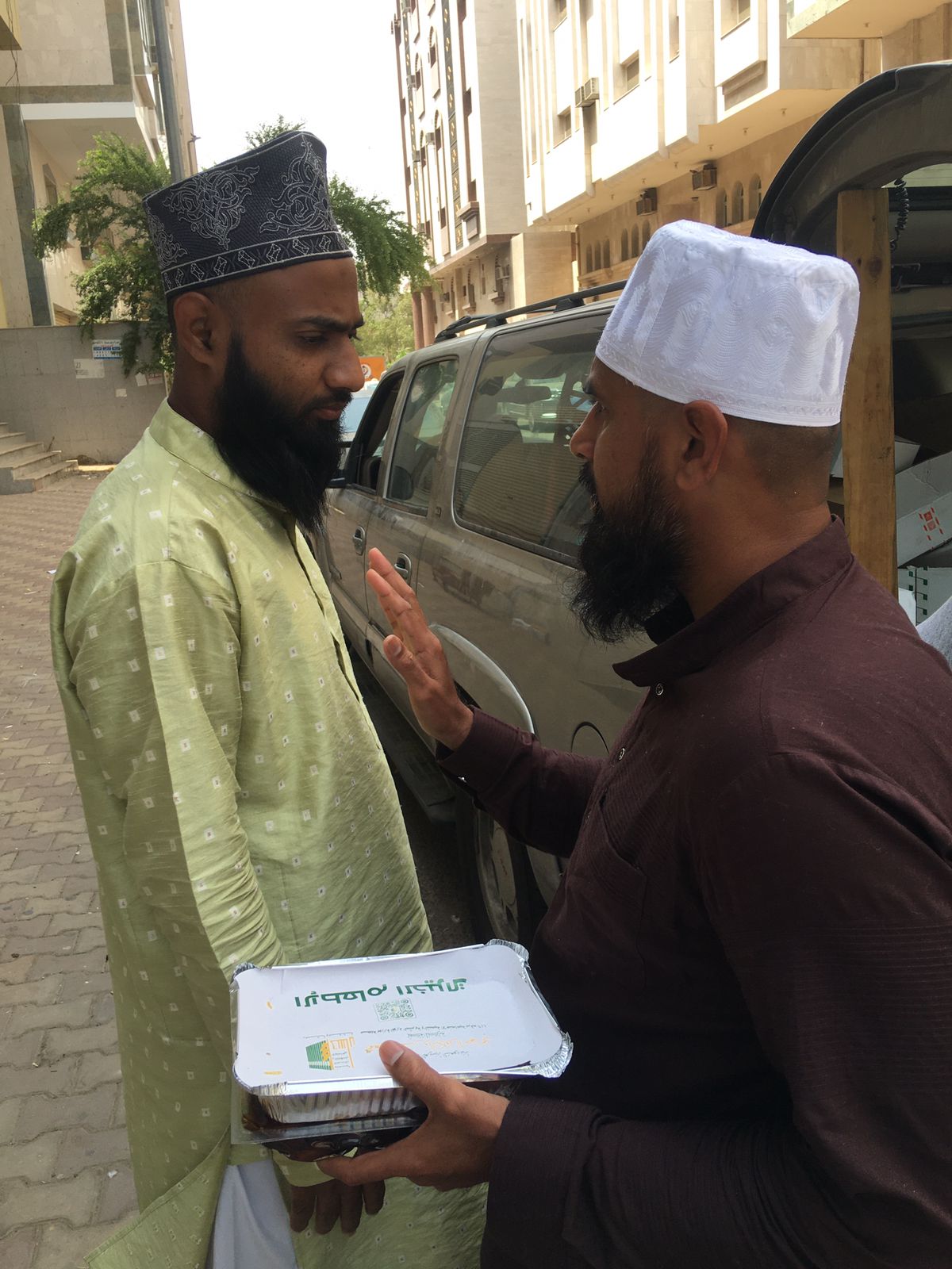 (500) وجبة ساخنة لفقراء الهنداوية بمكة