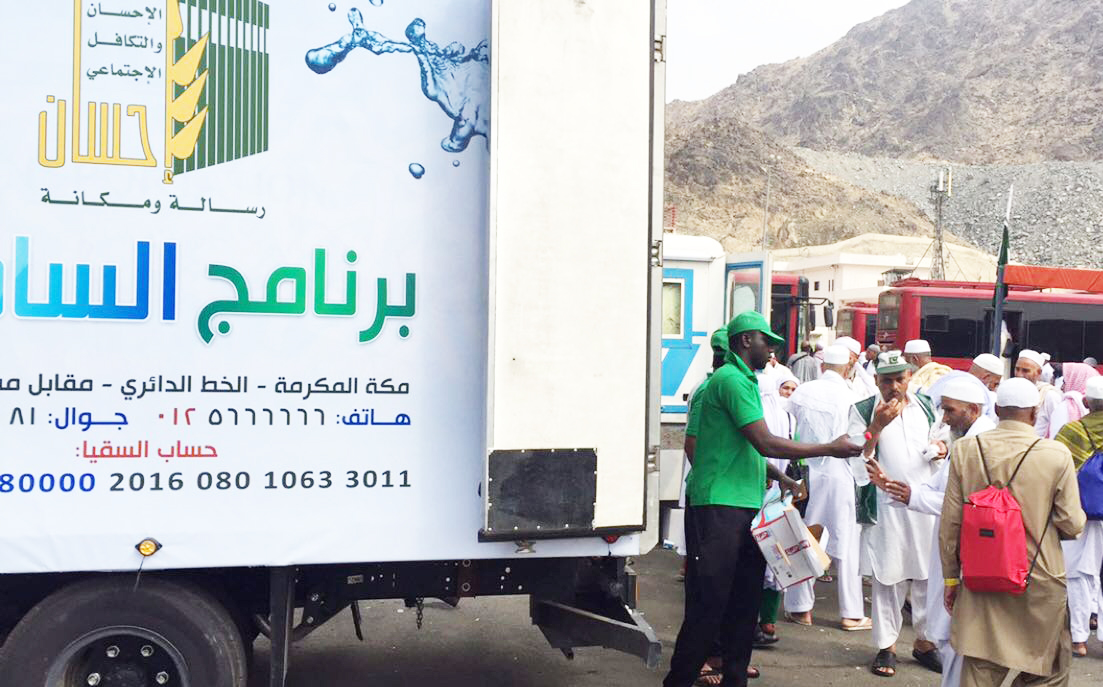100 ألف عبوة ماء لإرواء ظمأ الحجاج المتوجهين إلى مواقف الحافلات ومساكنهم