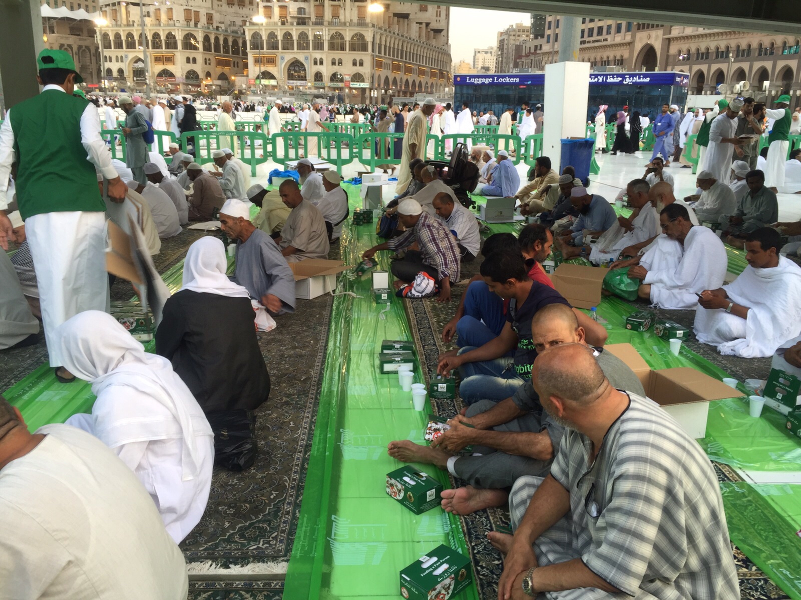 200.000 ريال من فاعل خير لإفطار الصائمين في المسجد الحرام