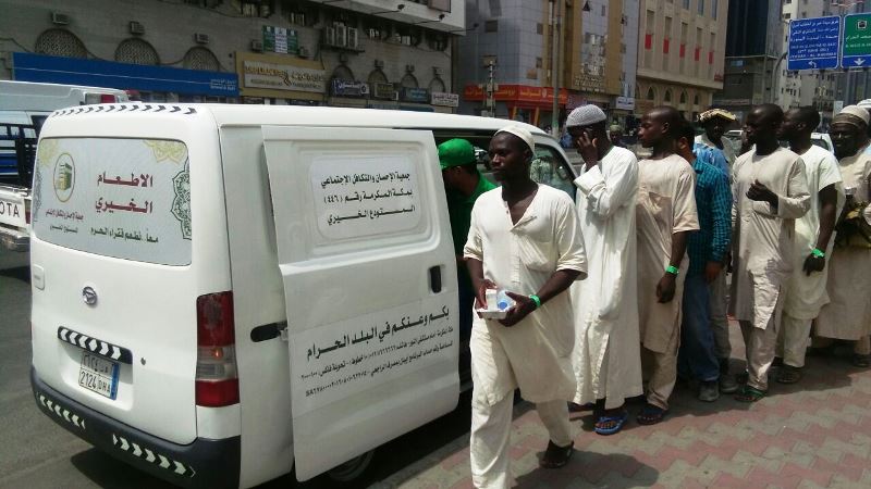 برنامج إطعام حاج يوزع 2200 وجبة ساخنة على ضيوف الرحمن
