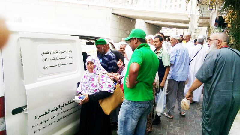 وجبات ساخنة لرواد المسجد الحرام