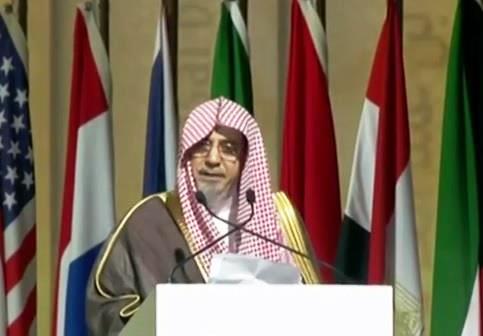 ابن حميد يغالب دموعه إثر فوزه بجائزة الملك فيصل لخدمة الإسلام ويتبرع بقيمتها لمجمع عبدالله بن حميد للتعليم