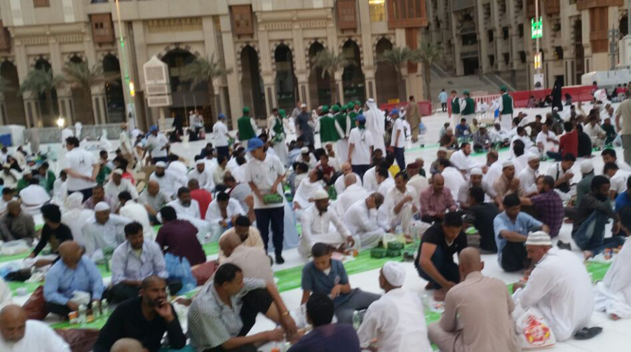 23.400 ريال من الشيخ صالح المقبل لإفطار صائم داخل الحرم المكي