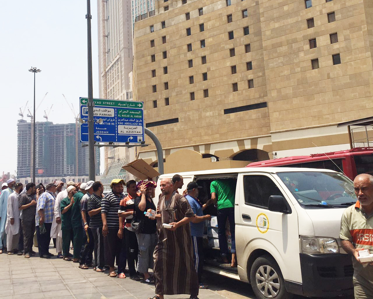 (إحسان) توزع أكثر من 70 ألف وجبة ساخنة على ضيوف الرحمن