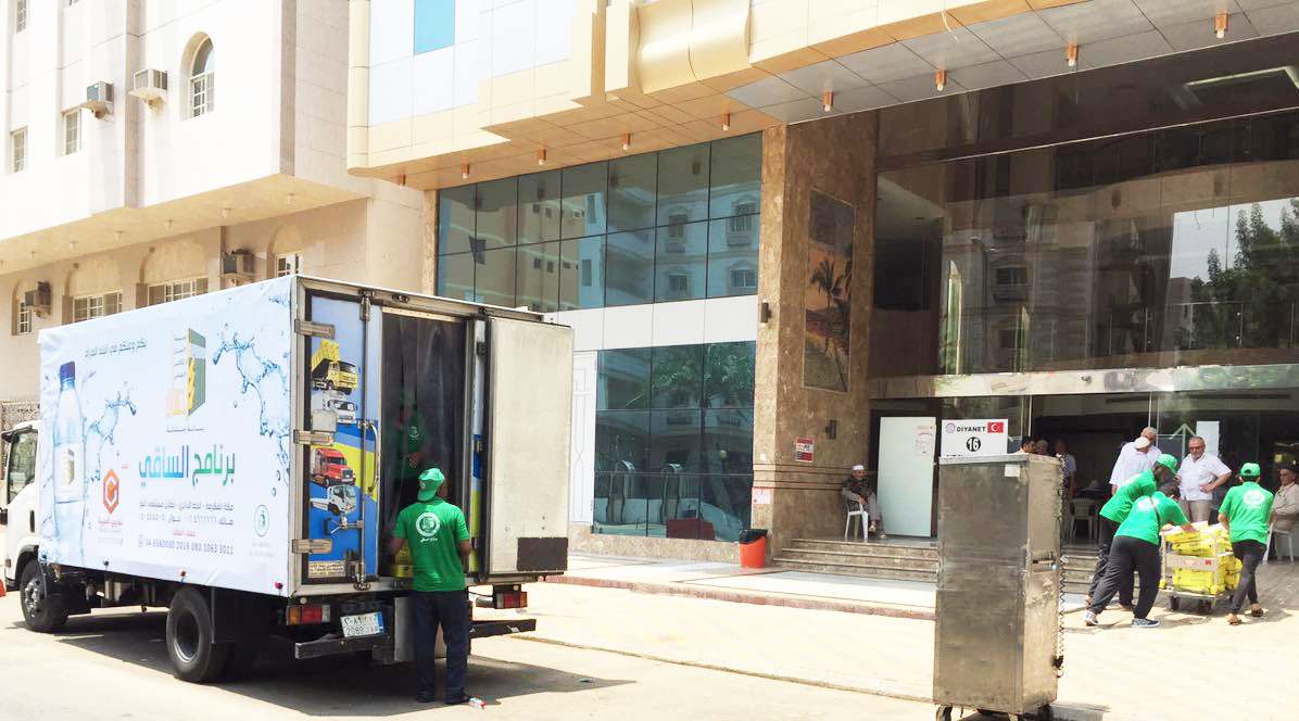 توزيع 600 كرتون تمر فاخر للحجاج في أجياد