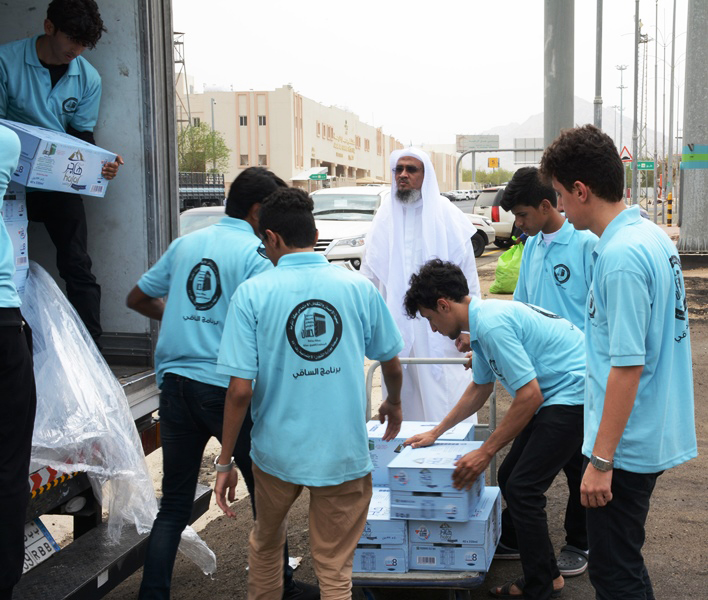 48 ألف عبوة ماء لسقيا مراجعي الدوائر الحكومية في عرفات
