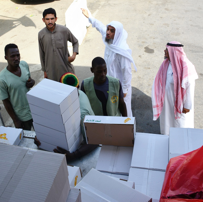 32 ألف علبة تمر من مزارع المشعل لإفطار صائم في مكة المكرمة