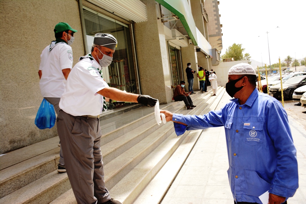 (إحسان) توزع أكثر من 1200 منشوراً و كمامة وقفازاً على العمال