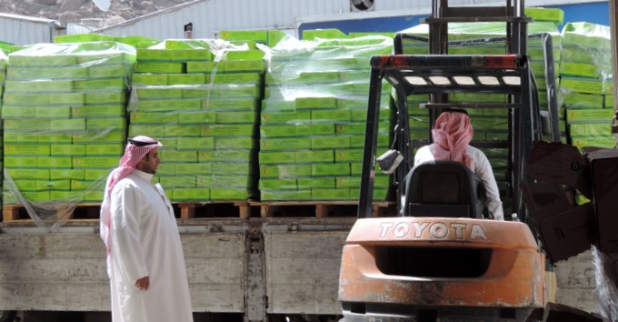 3 آلاف كرتون تمر من سلطان ومنى الموسى