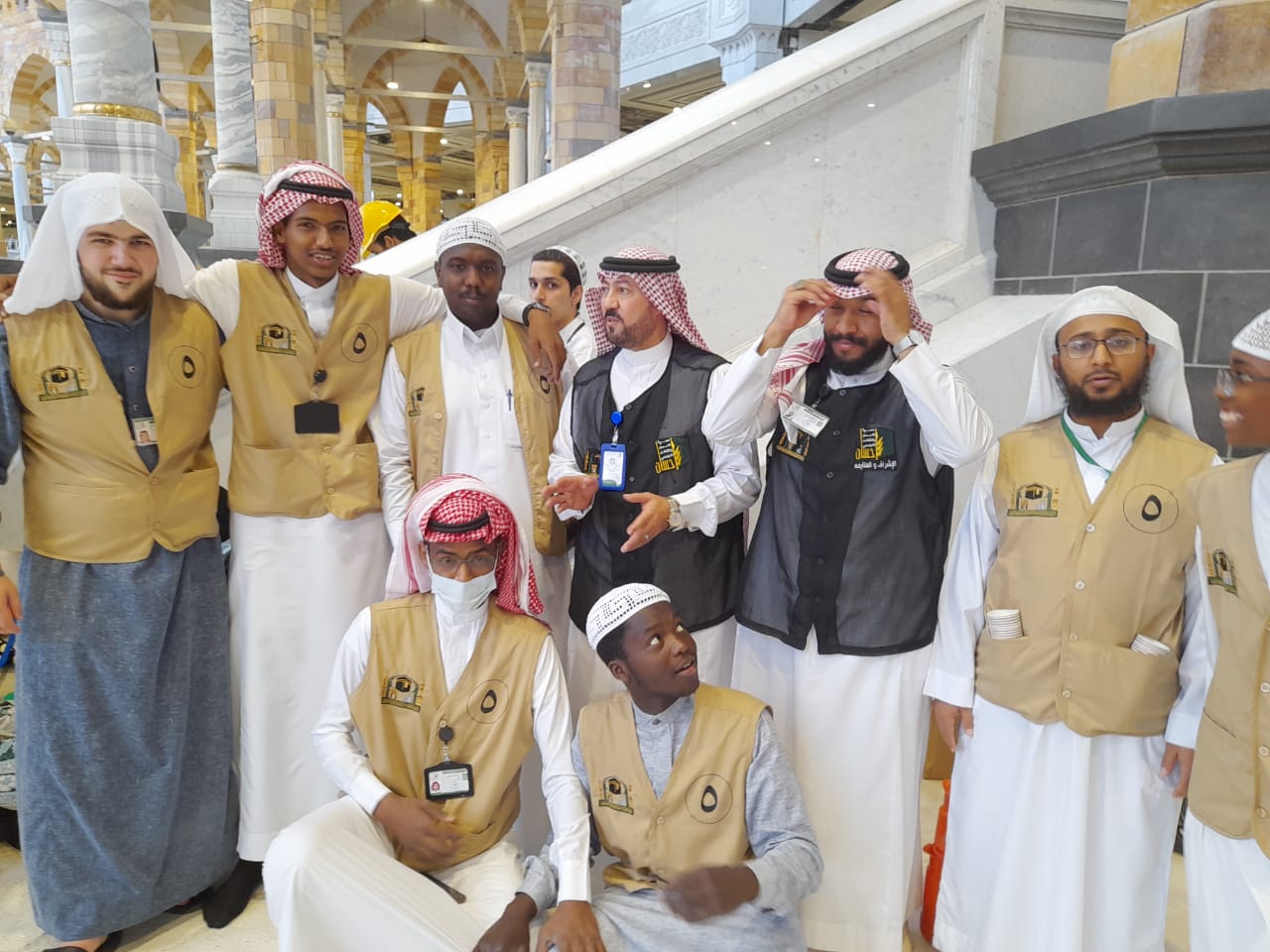 فريق المتابعة يطمئن على جودة الوجبات داخل الحرم والساحات ليلة 27 رمضان